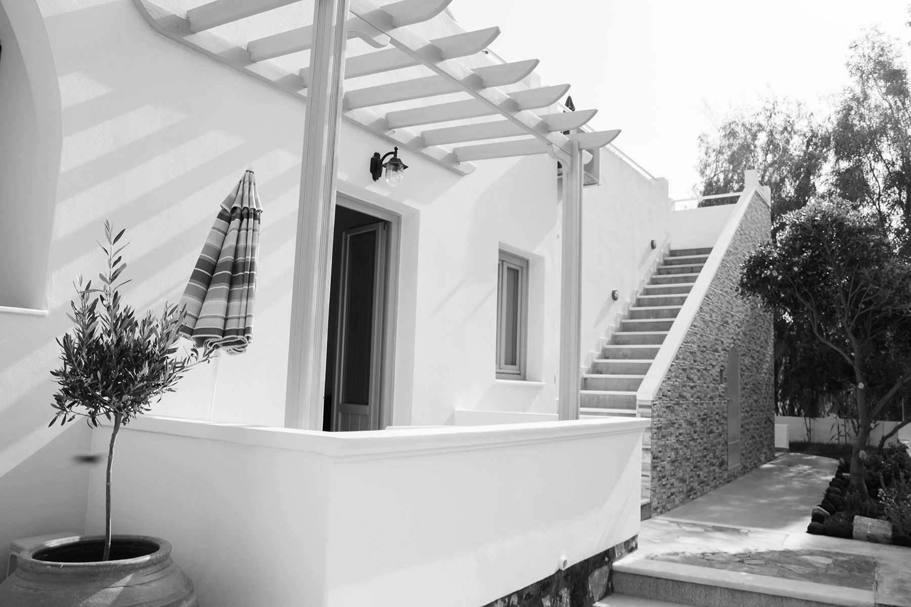 sail inn santorini kamari 1